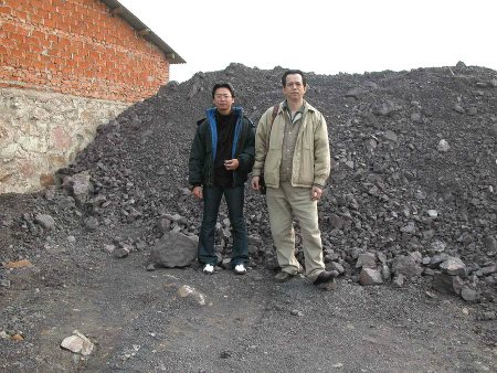 左方為阿毅，右方為古農真壺創辦人余啟任，兩人的後方為清水泥的原礦風化場。