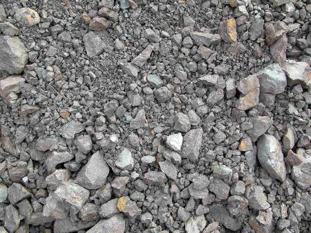 圖為原礦風化場中所攝，是清水泥的特寫，未經風化者較大塊狀，風化後會成小顆粒狀。