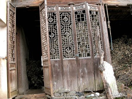 鏤空的門板，蠻古雅的... 真想當場拆回台灣整修一下...，應該很酷吧！ 註：數百年的老房子，年久失修而廢棄不用，高級工藝美術師勇躍駿祖先的遺產！