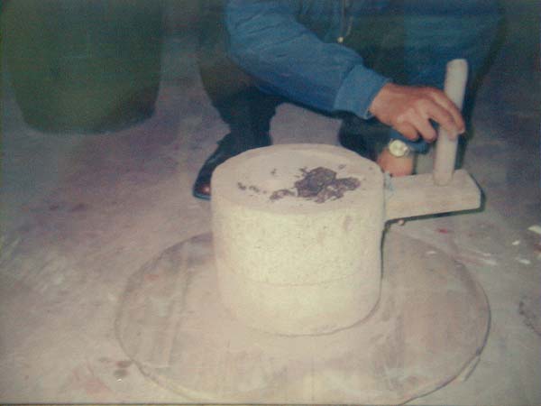 紫砂以手工練泥之過程介紹