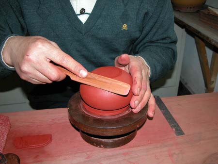 36、這是用“小竹插” 來細部修飾壺底片與身筒的黏合處之鏡頭。