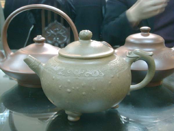 這把壺就是舉世聞名，中國第一名的方小龍製‧九龍戲珠壺，.........不過，您可有瞧見週身都是氣泡？！