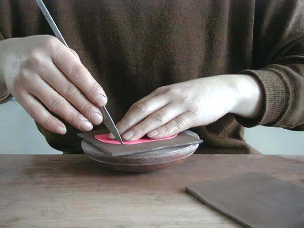 4、再用壶底及壶口的纸样，切出壶底、壶口所需的泥片。