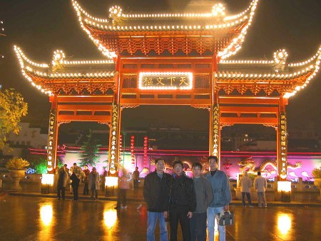 图片为夫子庙前牌楼合影，左一为古陶研究所韩洪波所长，左二为真壶阿毅，左三为方小龙工艺师，最右方为南京当地友人。