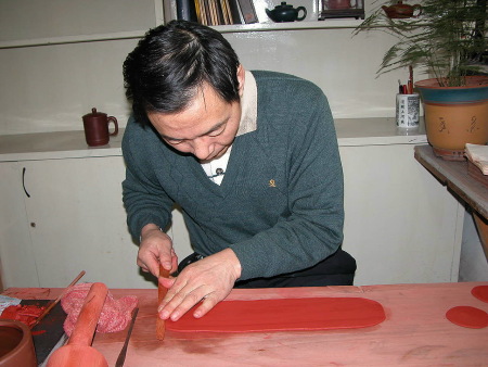 6、擊平呈節奏凹凸狀的身筒泥片後，再用“竹旁皮刀”由左而右的修光拋平泥片。